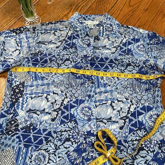 Oscar de la Renta silk top. Blue floral button front. Short sleeve. Size Medium - Picture 5 of 9